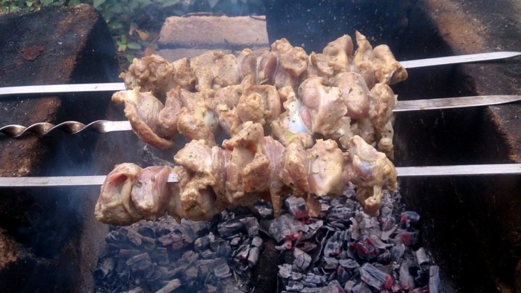 Shish kebab na grelha.