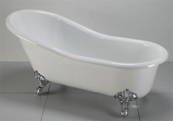 Badewanne mit Klauenfüßen aus Stahl