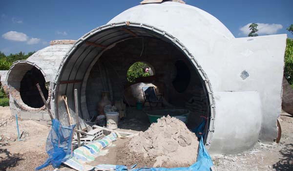 Le gars lui-même a construit une maison confortable en seulement 40 jours