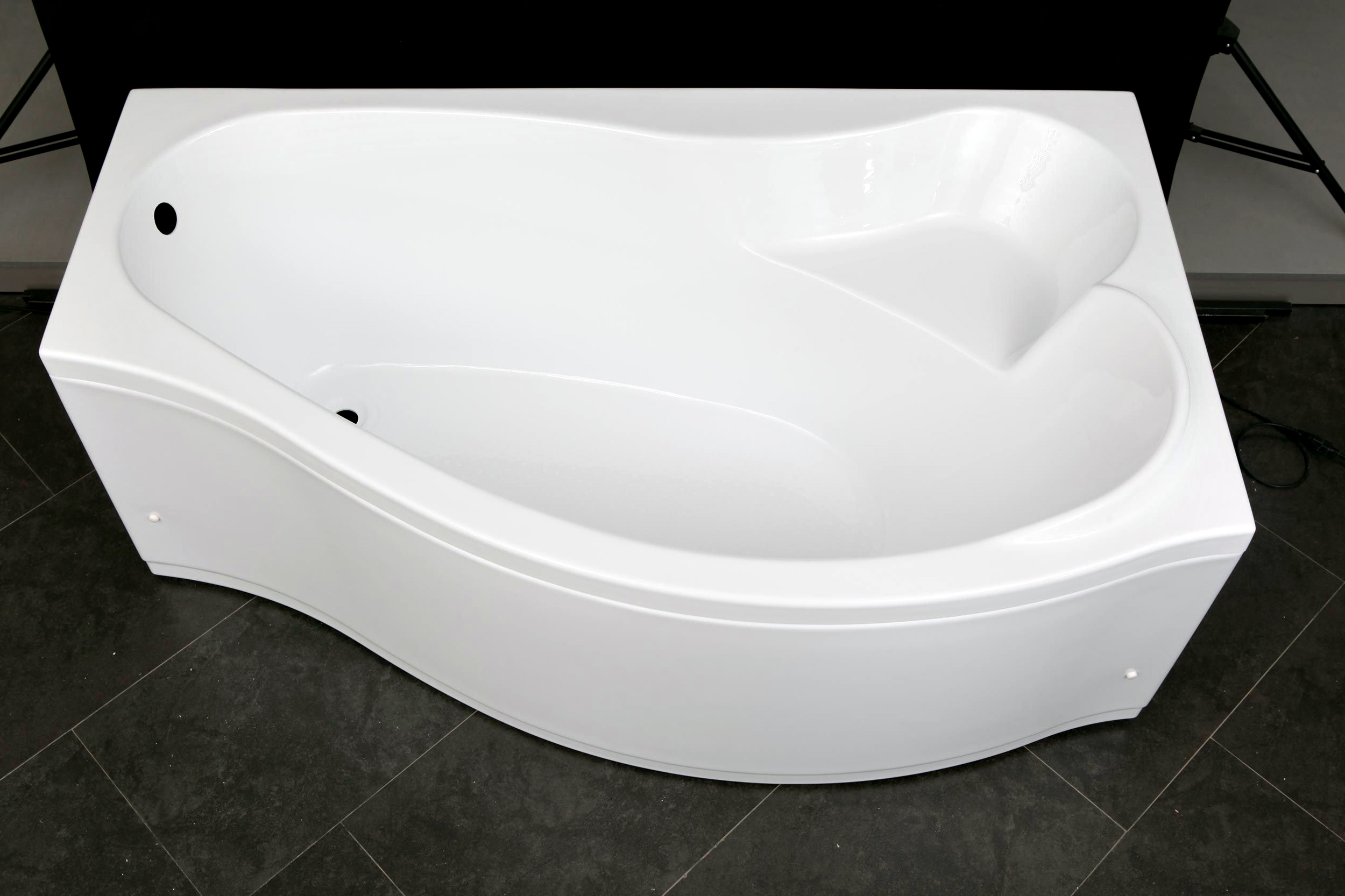 Hindi pangkaraniwang hugis ng acrylic bathtub.