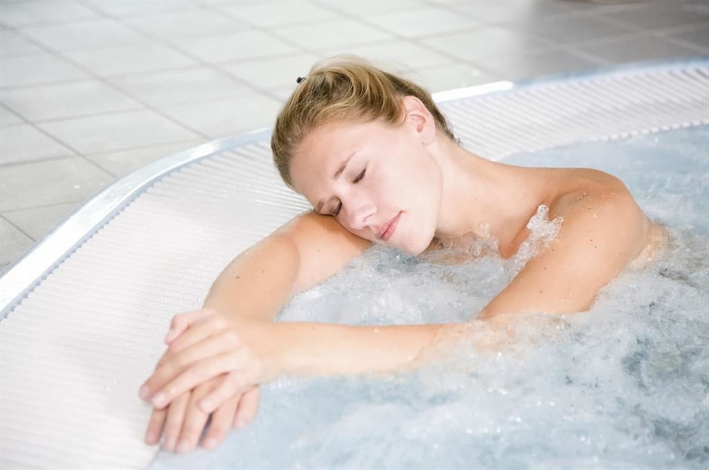 Vrouw in een bubbelbad.