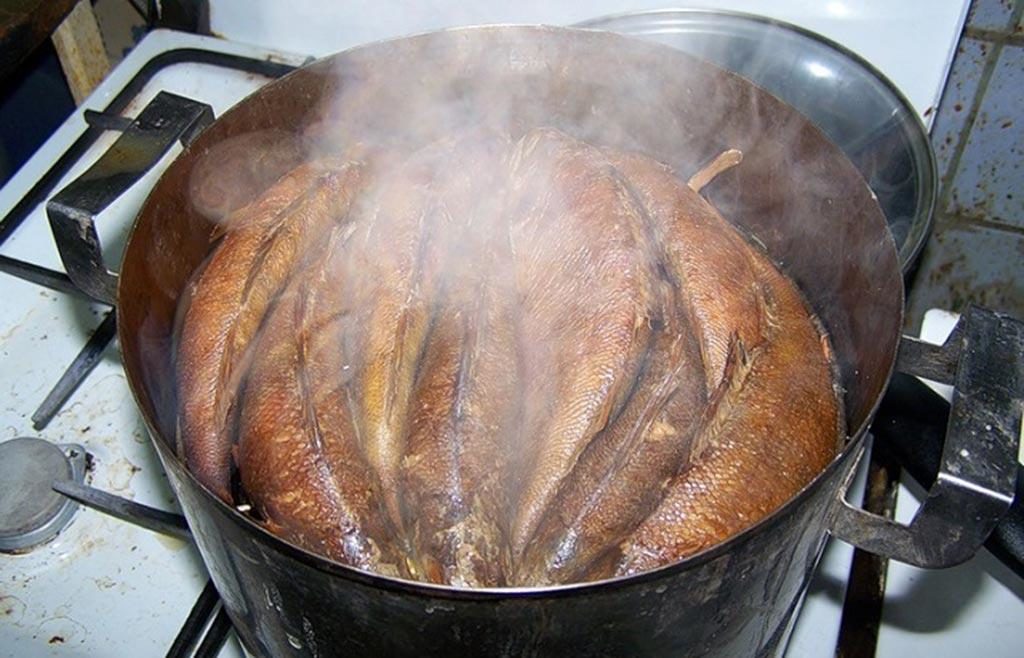 Geräuchertes Fleisch in einer Pfanne.