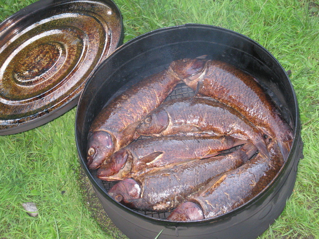 Merokok di luar rumah.