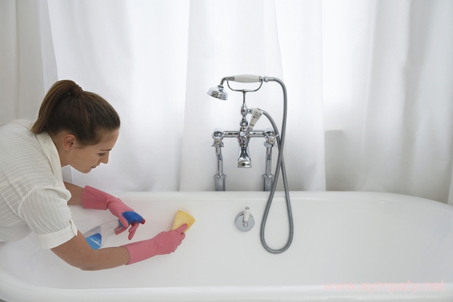 niña limpiando el baño