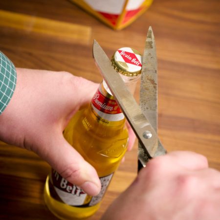 7 formas de abrir una botella de cerveza sin abridor