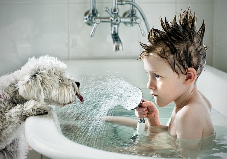 Junge im Badezimmer