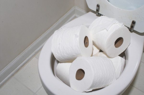 Is het oké om toiletpapier in het toilet te gooien?