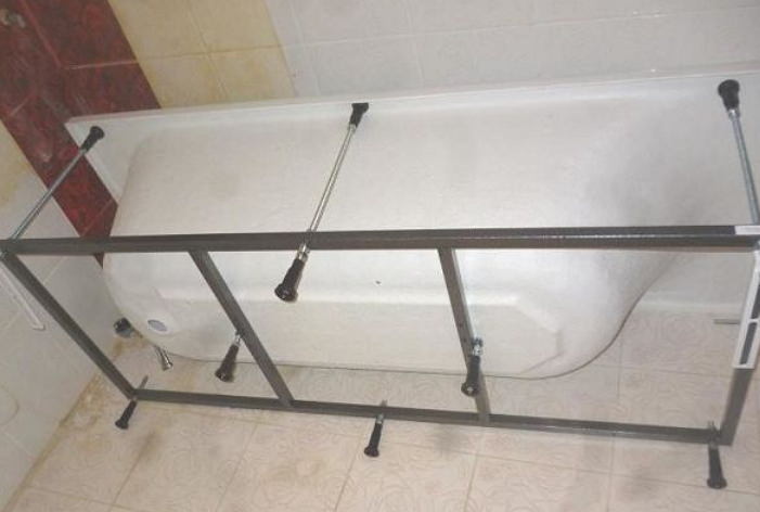 Pag-install ng bathtub sa isang metal na frame.