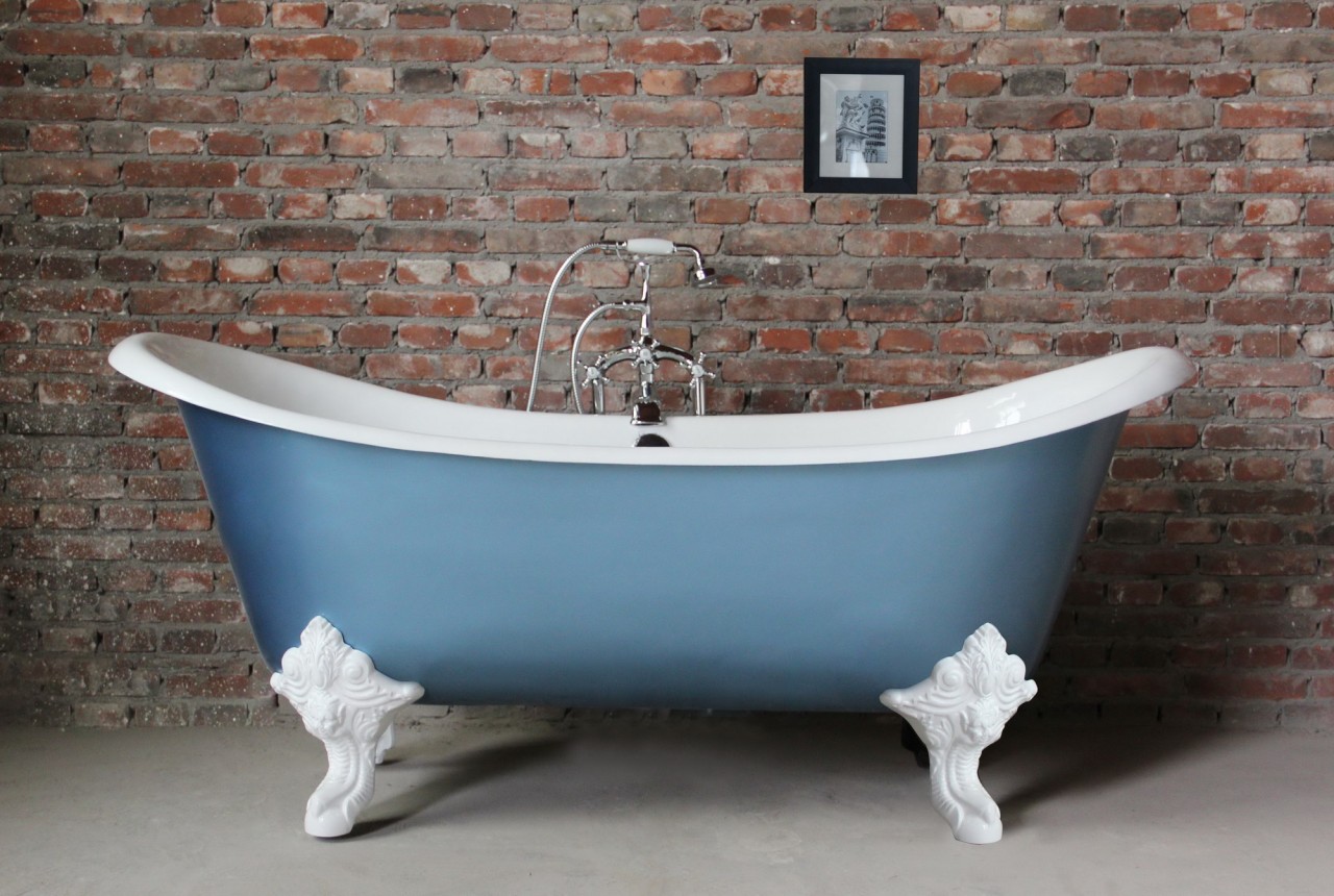 clawfoot bathtub