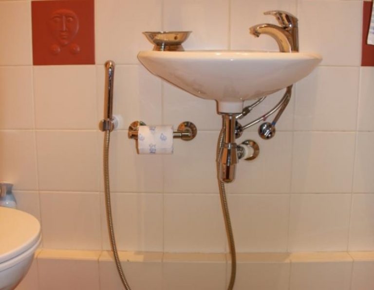 Douche reliée au lavabo. 