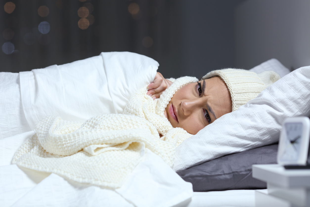 Un homme dort habillé.