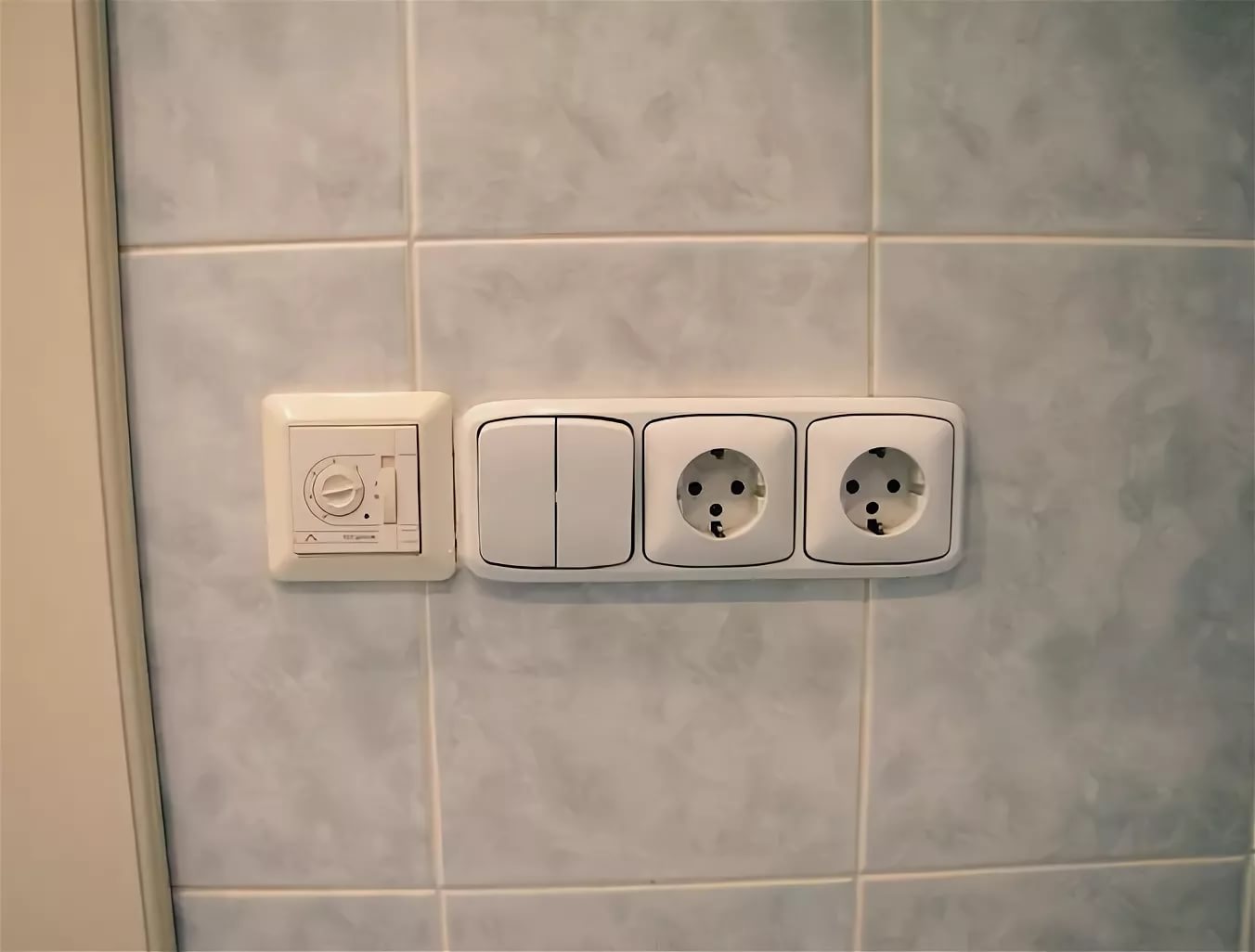 ¿Por qué en Estados Unidos los interruptores del baño están adentro, pero en el nuestro están afuera?