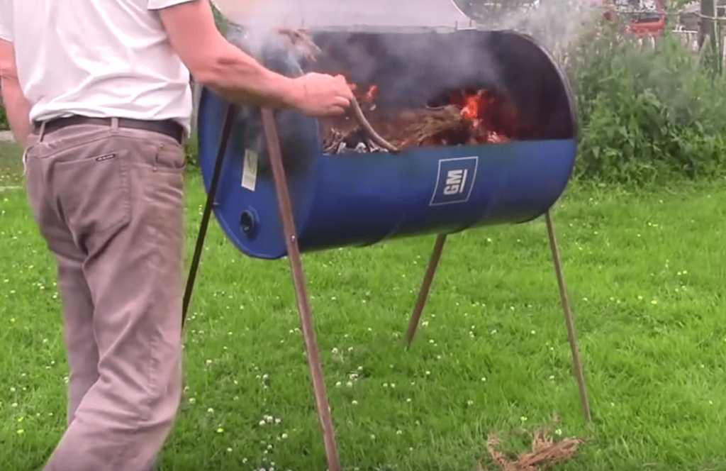 Een barbecue uit een vat gebruiken.