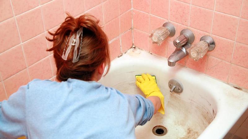 cleaning an enamel bathtub