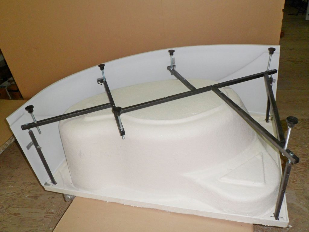 Pag-install ng acrylic bathtub sa isang umiiral na frame.