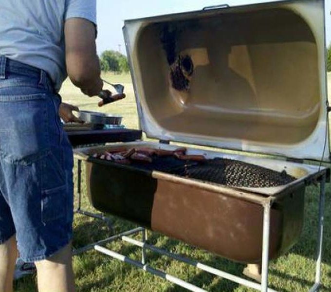 Barbecue aus einer alten Badewanne.