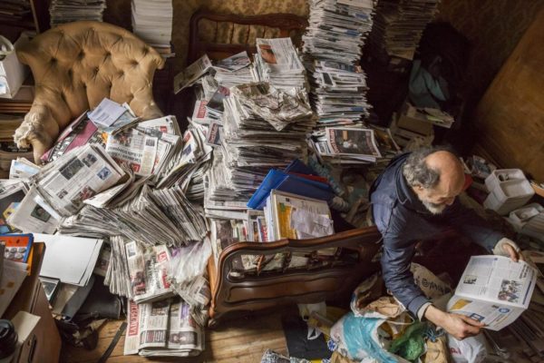 У савременом свету постоји култ ствари. Јуримо за лепим стварима, модерним гаџетима и модерним додацима. Покушавамо да створимо удобност у нашем дому тако што затрпамо простор. Понекад у овој потрази заборавимо на осећај пропорције, испуњавајући своје животе непотребним смећем. Наш дом је унутрашњи одраз нас самих, па да нас не би сматрали сиромашнима, добро погледајте око себе, можда је време да се решите неких бескорисних ствари?! 1. Отвара листу сиромашних плишаних играчака. Већ је прошло време када су сви около давали једни другима слатке крзнене животиње. Наравно, ако у вашој кући има мале деце, онда је ово прилично изузетак и можете оставити неколико слатких животиња док ваше дете не одрасте. Али, ако вредно чувате меке играчке које су вам дате у младости, ставите их на софу или на посебну полицу на зиду - то само указује на ваш лош укус. Осим тога, плишане играчке годинама акумулирају прашину, а ово више није безбедно. 2. Не мање јефтино и неукусно изгледају украшена огледала.Нарочито ако је у питању велико огледало до зида уоквирено позлаћеним рамом. Такве ствари изгледају вулгарно и немају места у пријатној кућној атмосфери. Такође треба избегавати комаде намештаја са површинама огледала. Време ормара са вратима са огледалом је прошлост. Замењују их искусне гардеробе различитих текстура. На срећу, избор је сада веома велики. 3. Постељина од свиле и сатена. Нарочито када је изложен кревет од сатена или свиле. Свилено доње рубље се некада сматрало модном изјавом, али сада људи са укусом и новцем преферирају природне материјале. 4. Лажне слике на зидовима. Ниједна богата особа која поштује себе не би донела лажњак у свој дом. Боље је купити слику непознатог аутора, али која ће бити комбинована са унутрашњим предметима. Не мање јефтино и комично изгледају слике у широким позлаћеним или бронзаним оквирима, који се по правилу апсолутно не уклапају у укупни стил собе. 5. Масна, избледела и отрцана пресвлака намештаја. Овде нема потребе за сувишним речима. Чак и ако се кауч са кожним пресвлакама у вашој породици преноси са генерације на генерацију, удахните му нови живот, пресвуците га новом кожом или другом тканином модерне текстуре. Ово ће удахнути нови живот вашем дому. Одбијте застареле прекриваче на софама, они више нису релевантни. А довођење масног намештаја у ред уопште неће бити тешко, чак ни код куће. 6. Приказ богатства. Многи људи попуњавају сав додатни простор апсолутно непотребном опремом.У кухињи скупља прашину огроман број апарата, јер су укључени само једном дневно од куповине, много непотребне опреме: плејери, видео-рекордери, стерео системи, лонци за фонди и кувале за јаја. Слободно баците све што не користите у канту за смеће или дајте онима којима је потребна. 7. Комбинација брендираних ствари са артиклима ниског квалитета. Често можете пронаћи станове опремљене најобичнијим јефтиним намештајем, а у центру плафона може бити огроман брендирани лустер са Сваровски кристалима. Показивање своје жеље да изгледате богатији него што заиста јесте само вас чини још сиромашнијим у очима других. 8. гомилање. Свако непотребно смеће: стари часописи, новине, покварена опрема - то је нешто чега се треба одмах решити. Поред тога што такве ствари пуне кућу лошом енергијом, карактеришу вас и као похлепника и моралног сиромаха. 9. Украсне фигуре и фигурице. Све је добро умерено. Раније је било модерно сакупљати разне фигурице и пажљиво их слагати на неку комоду. Сада је ово неважно, иако се може оставити неколико изузетних фигурица ако се уклапају у укупни стил собе. Ако су драгоцени као успомена, а пажљиво сте их сакупљали из целог света, само их склоните са видног места и задржите само за себе. 10. Меки украсни јастуци. Једна је ствар имати неколико додатних јастука које ћете удобно ставити под главу док читате. Али нешто сасвим друго је обиље неусклађених јастука разбацаних по софи у дневној соби. Такав декор ће само рећи о вама као о особи која живи у далекој прошлости, када су пуњени јастуци симболизовали просперитет. 11. Огромни кристални лустери.Прошло је време када је било модерно украсити свој плафон кристалом, и што га више, то боље. Данас је боље придржавати се минимализма у унутрашњости. И можете осветлити просторије не само огромним лустерима, већ и уграђеним рефлекторима и стилским свећњацима. 12. Магнети на фрижидерима. Довозе их из целог света, дају их пријатељи и блиски рођаци. Некада је то заиста функционисало, а људи су били изненађени обиљем места које сте посетили. Сада је боље да се ослободите ове демонстрације имагинарног богатства, јер путовања у иностранство више никога неће изненадити, а бескрајни број магнета само појефтињује унутрашњост. Сиромашан се од богатог разликује првенствено по свом размишљању. Јадник је похлепан за брендираним, скупим стварима, и чим му се укаже прилика, одмах ће купити апсолутно бескорисну ствар, али ће моћи да се похвали њеном ценом. Јадник је чак спреман да за ово узме и кредит. Богата особа, пре свега, размишља о користима које ће му донети куповина. Дакле, ако не желите да паднете у окове сиромаштва, престаните да размишљате као сиромах. Живите за данас, али не заборавите на будућност!