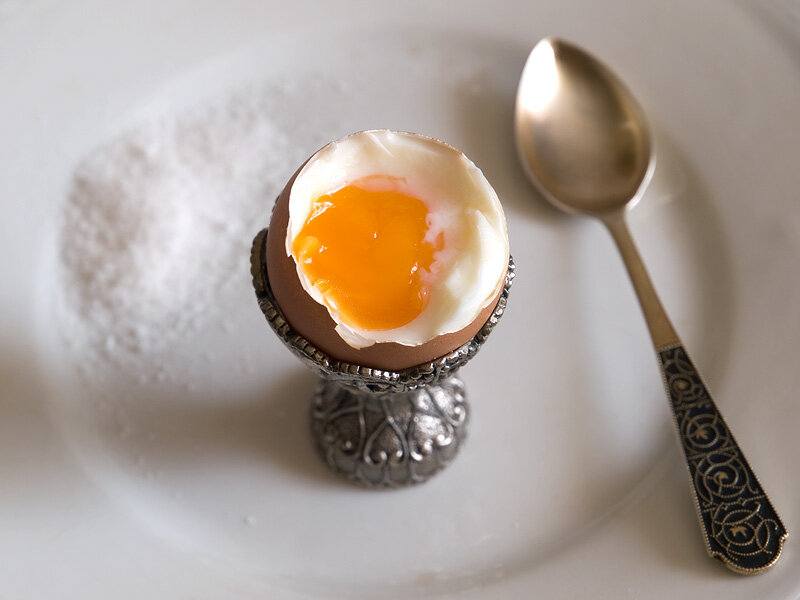 uovo alla coque mangiato con un cucchiaio