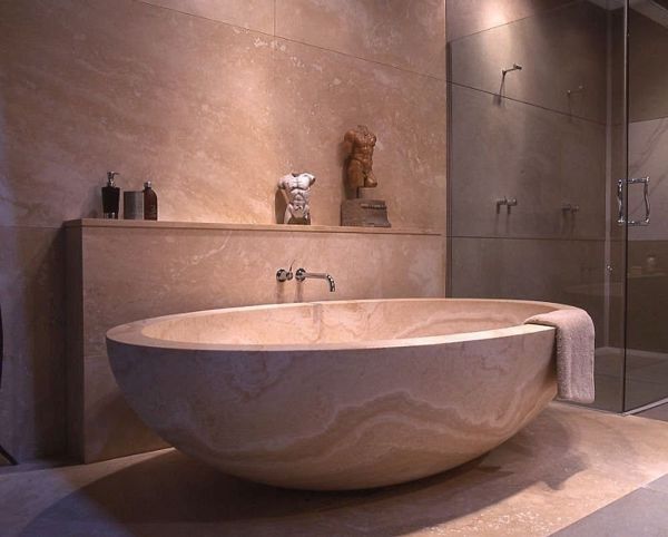 Beige Badewanne aus Gussmarmor