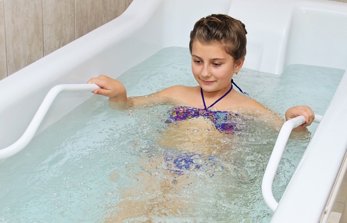 Niño en un baño de burbujas.