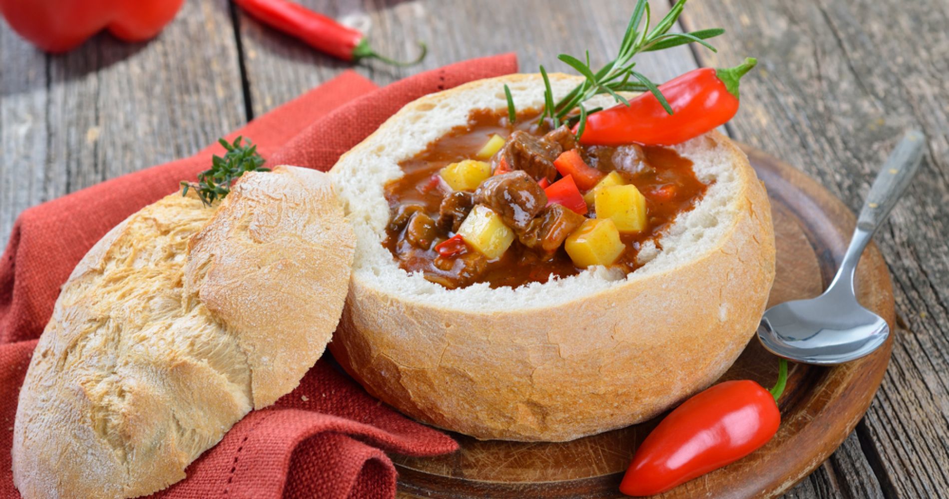 zuppa in una ciotola di pane