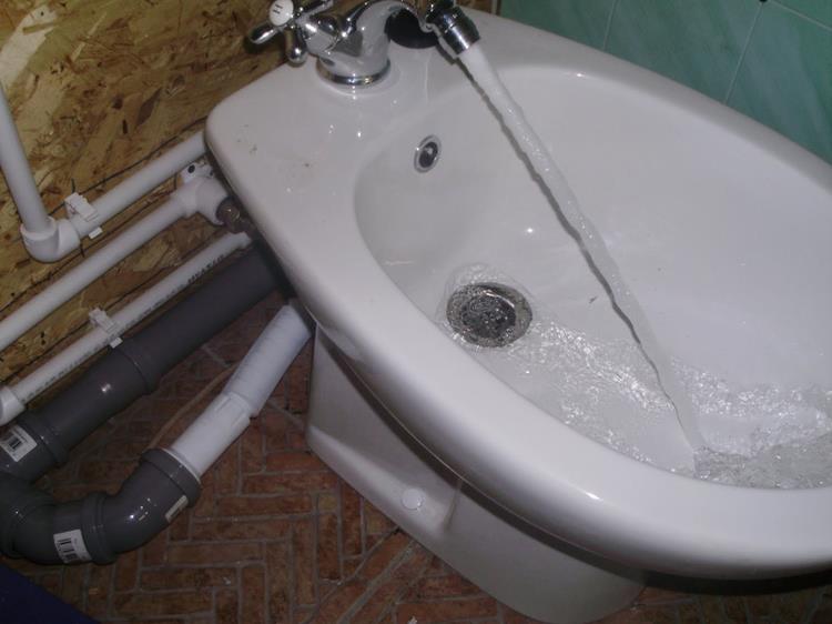 Bumubuhos ang tubig sa bidet.