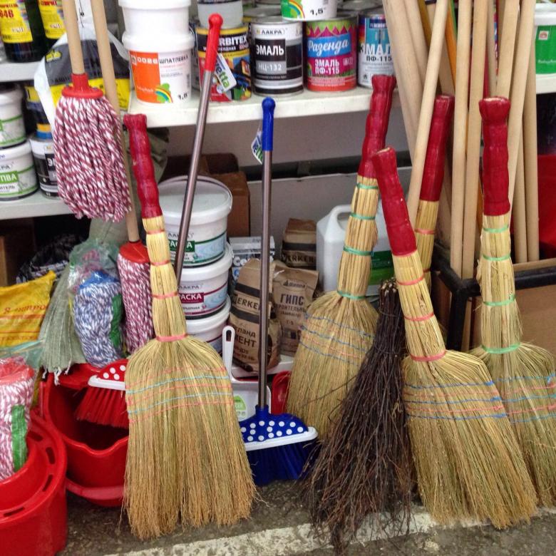 Broom o brush: alin ang mas mahusay para sa sahig?