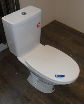 Les toilettes sont assemblées.