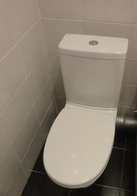 We hebben het toilet op de plaats van het vorige geplaatst.