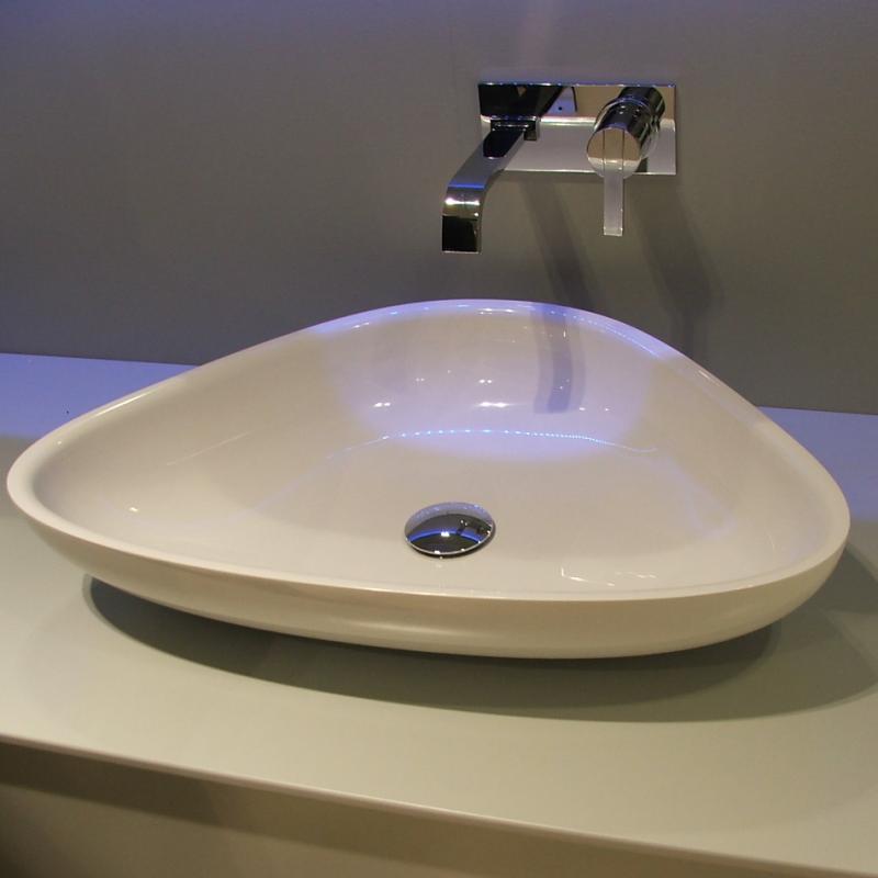 Lavabo sobre encimera triangular.