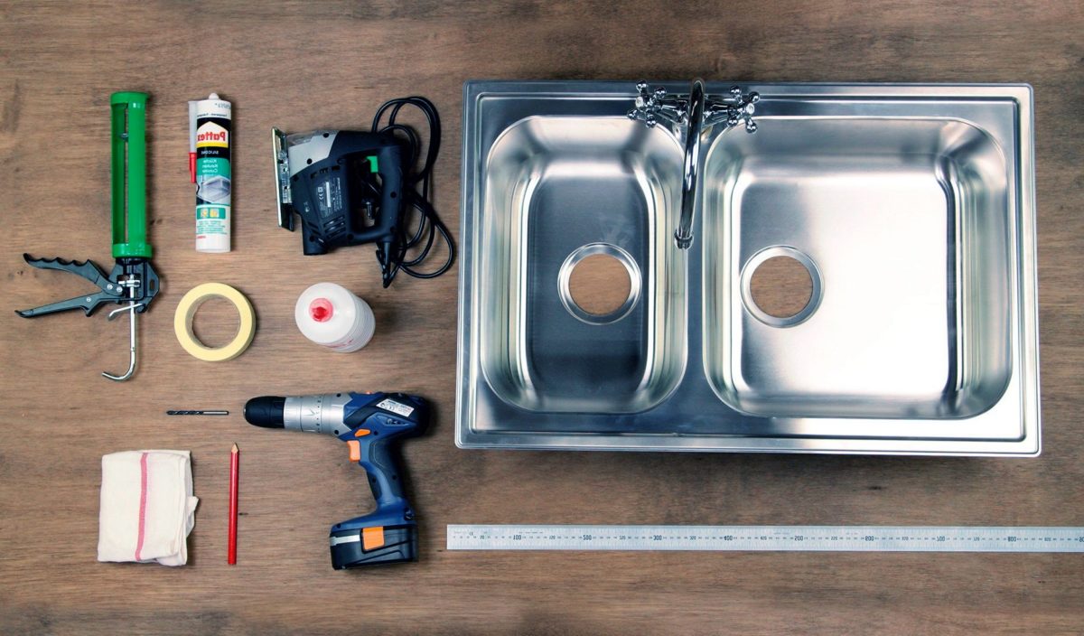 Preparándose para instalar un fregadero de cocina.