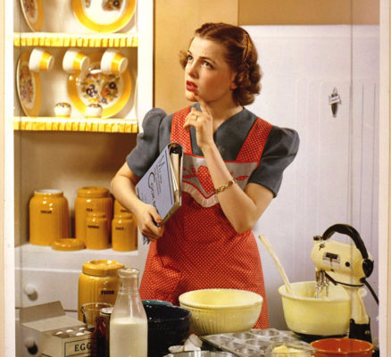 Should you wear an apron in the kitchen: pros and cons