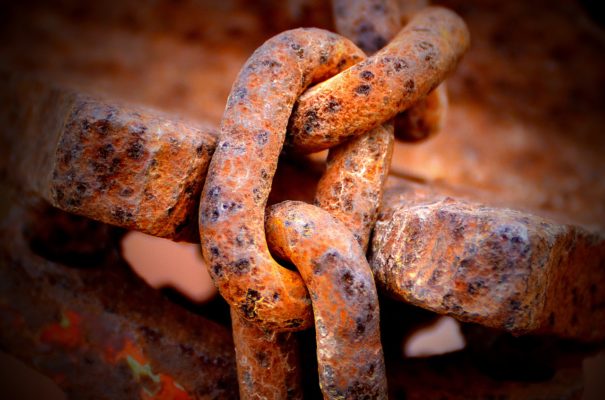 Hoe u snel roest van verschillende oppervlakken verwijdert