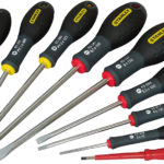 Slotted screwdriver na may mga marka.