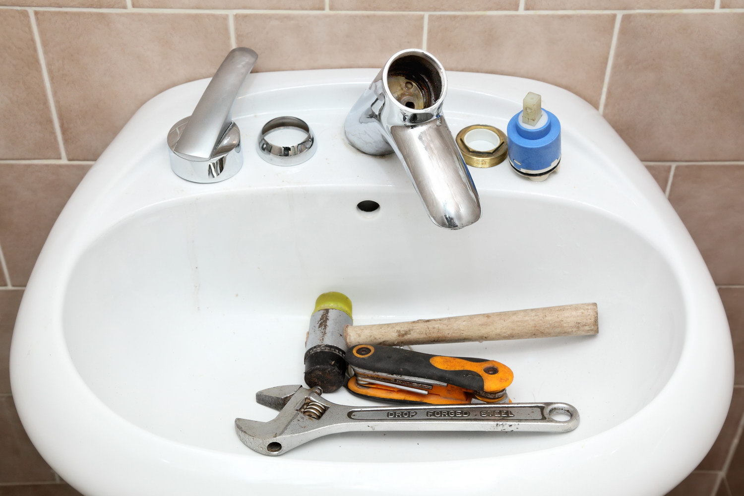 Installation of a faucet on a sink.