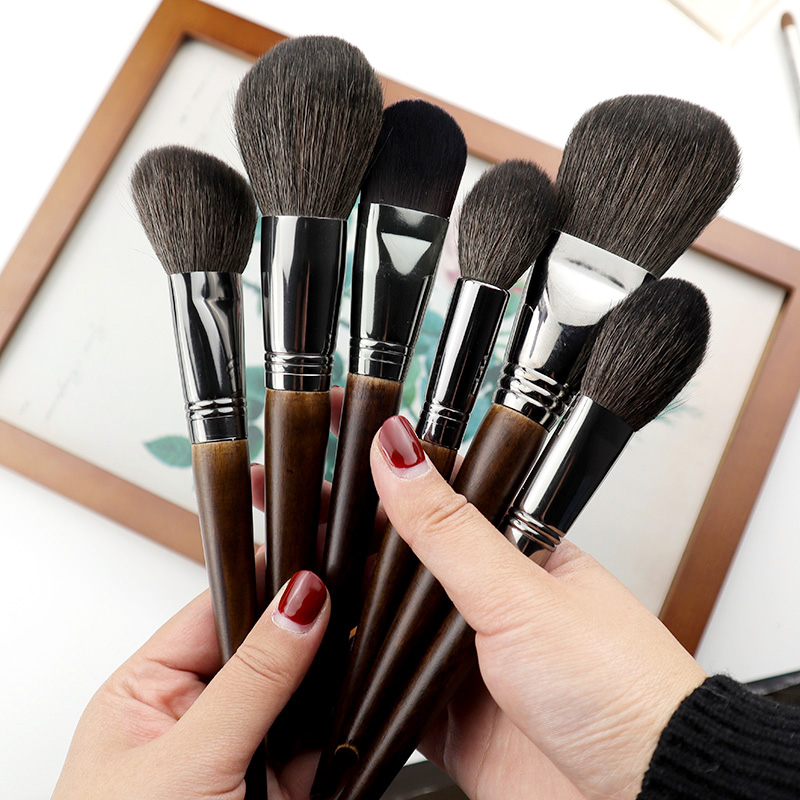 mga makeup brush