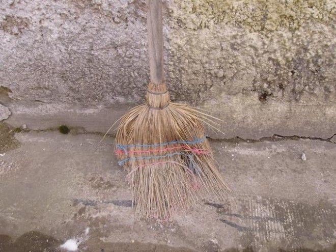 kung saan ilalagay ang lumang walis