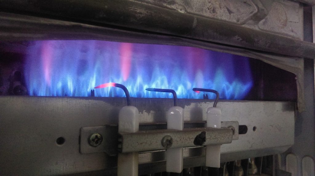 Sensore di ionizzazione di fiamma per scaldabagno a gas.