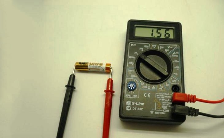 Paano subukan ang isang baterya ng AA na may multimeter.