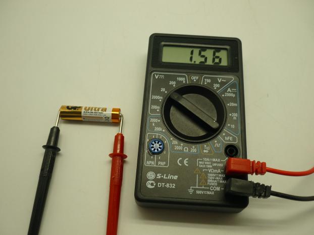 Measuring the voltage in the battery.