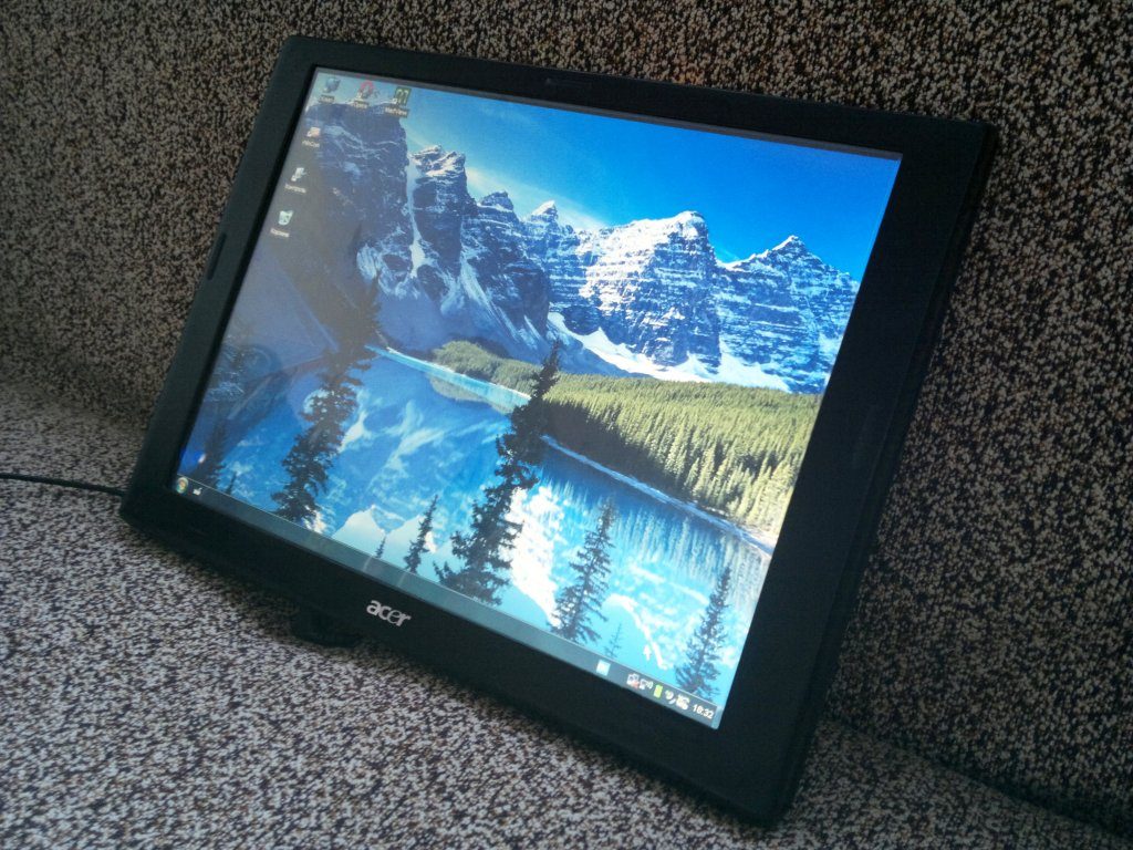 Tablet a monitor képernyőjéről.