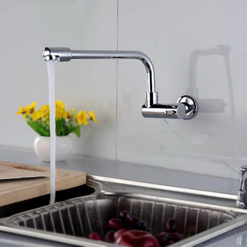 Faucet pada dinding di atas sink.