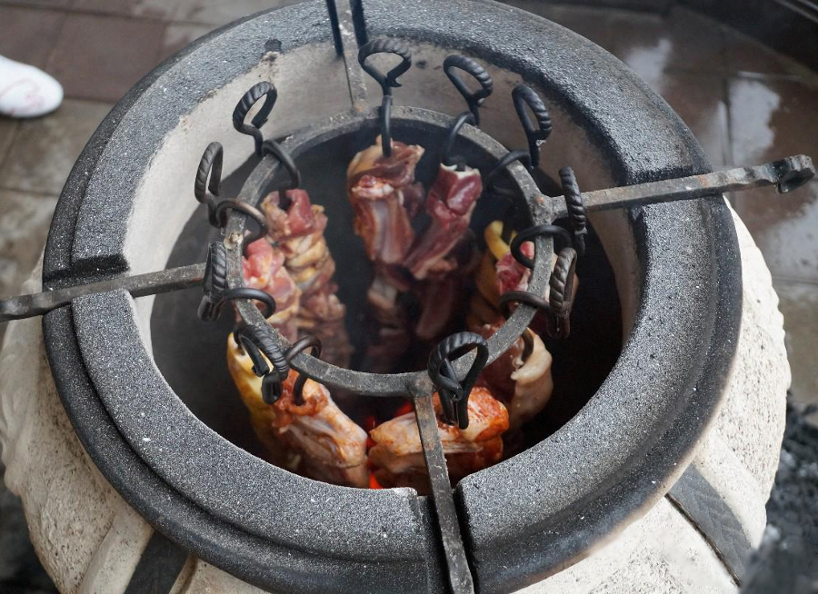 Nấu ăn trong tandoor.