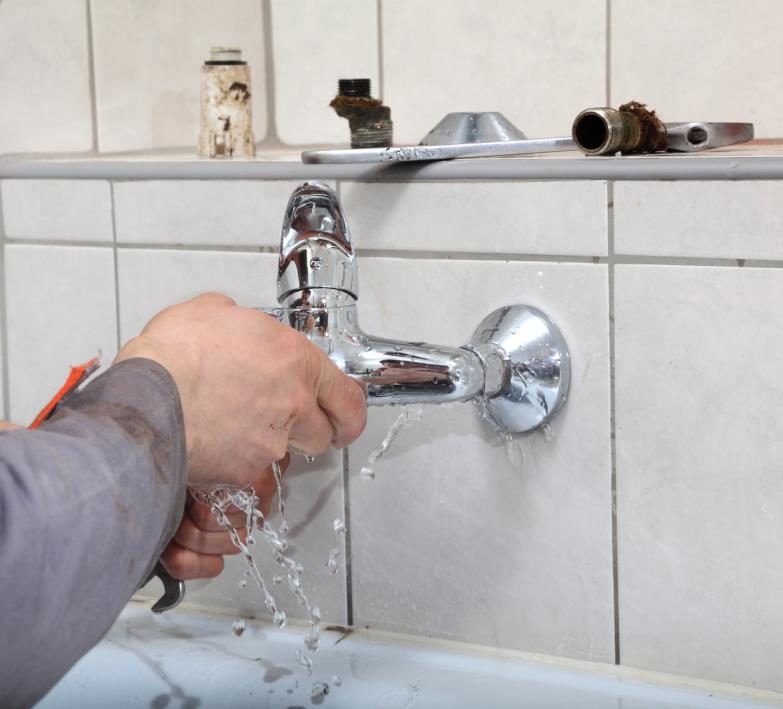 Il rubinetto del bagno perde.