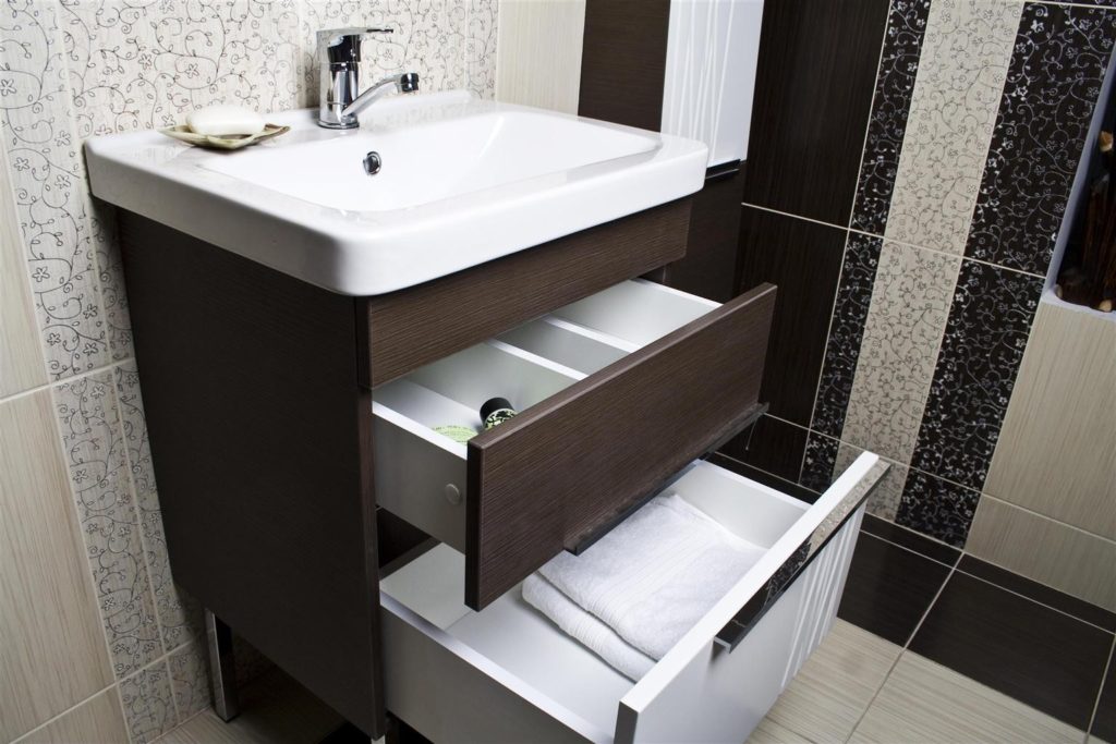 Mueble rectangular para lavabo en el interior.