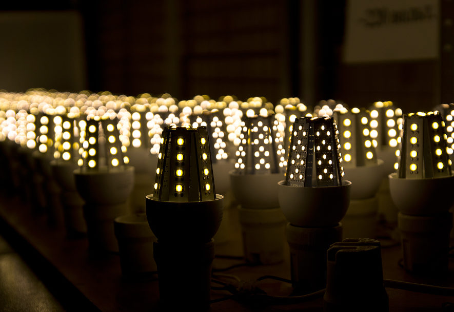 Fabrication de lampes LED en usine.