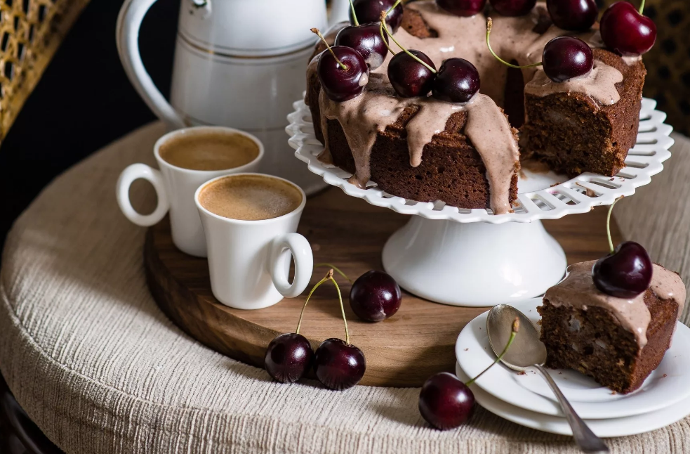 pastel de café y cerezas