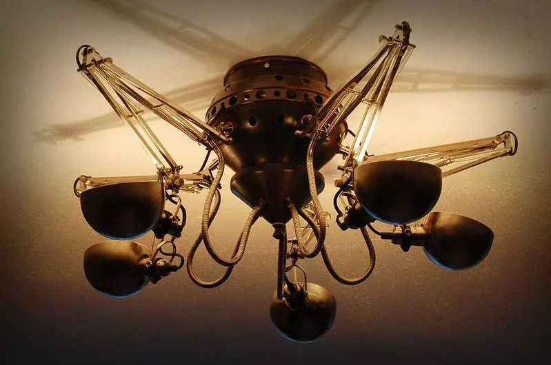 candelabru în stil cyberpunk spider