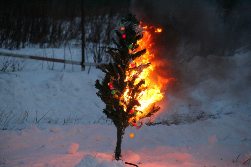 pokok Krismas tiruan terbakar