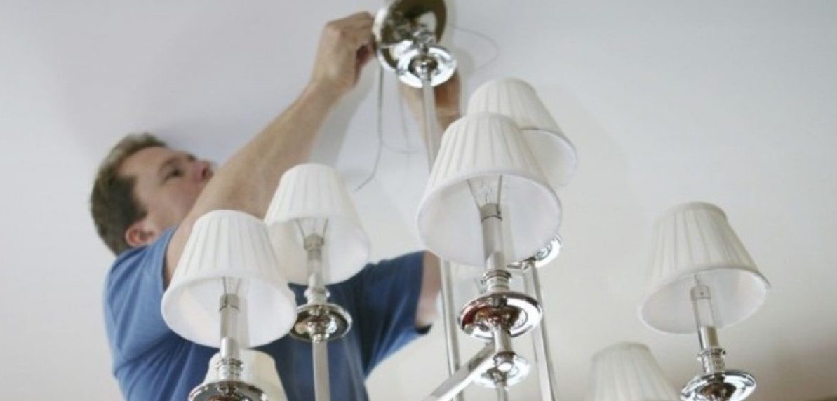 Installation of a chandelier on the ceiling